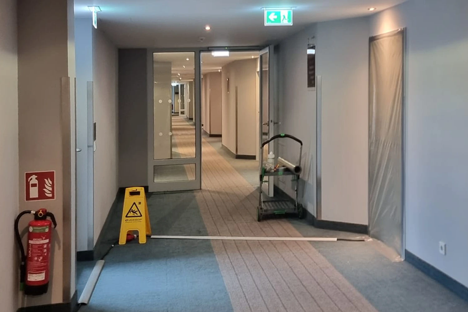 Hotelflur mit abgeklebter Türe zur Bettwanzenbekämpfung – Bettwanzenbekämpfung durch Pecon Pro Flein