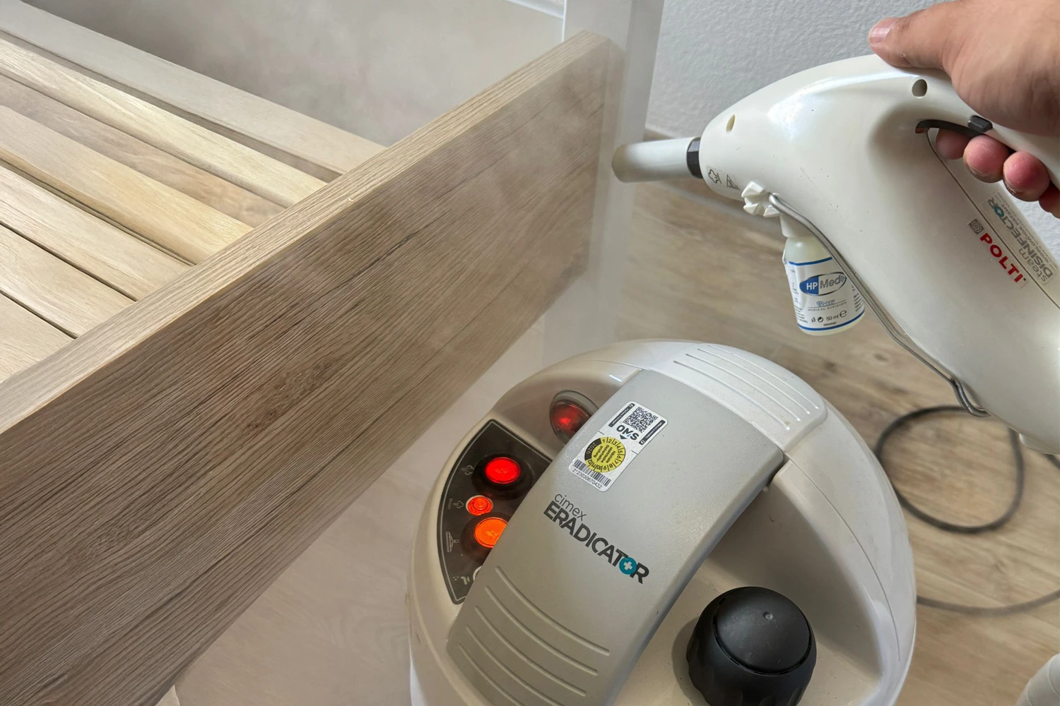 Hand mit Heißdampfgerät zur Bettwanzenbekämpfung– Bettwanzenbekämpfung durch Pecon Pro Flein